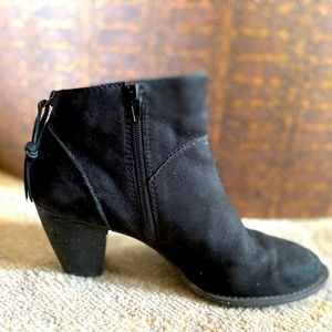 Tesori Kinsley black leather ankle booties